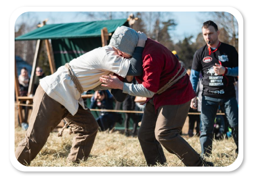 Ristynės. Vyrų jėgos žaidimas. Mėginimas išstumti iš šiaudų krūvos rato.